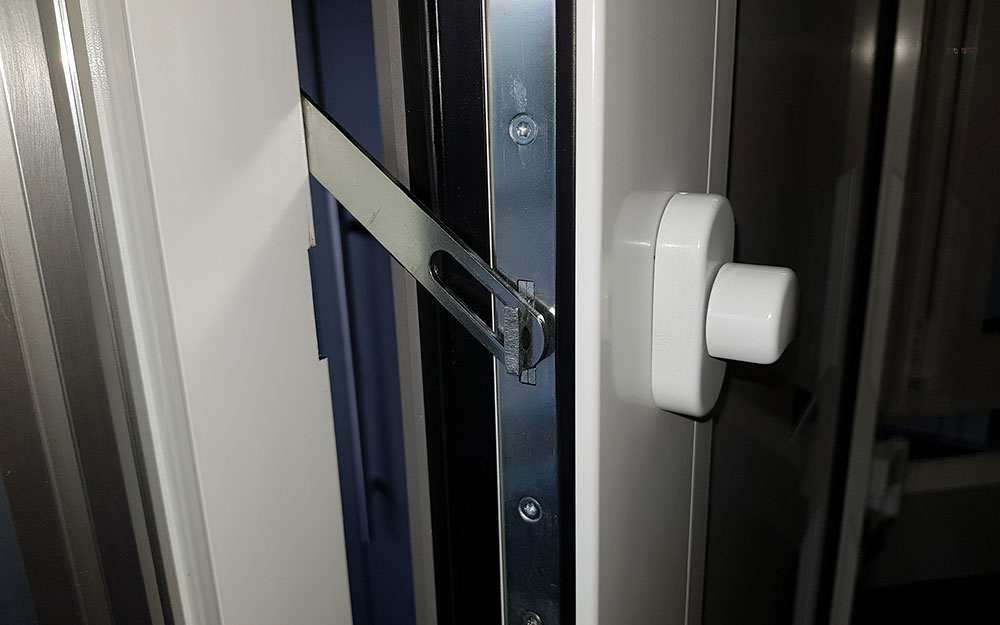 Sperrbügel: Der Sperrbügel ermöglicht im gesicherten Zustand die Tür einen Spalt breit öffnen können, ohne dass die Gefahr besteht, dass jemand den Fuß in die Tür setzen bzw. die Tür ganz aufstoßen kann.
